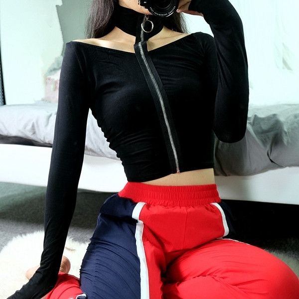 Bluză de damă elegantă de culoare neagră, cu fermoar pe toată lungimea