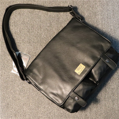 Модерна мъжка чанта изработена от еко кожа с регулираща дължината дръжка в три цвята