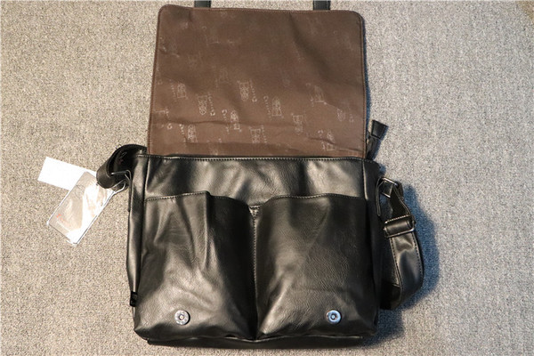 Geanta barbateasca moderna din piele ecologica cu maner reglabil pe lungime in trei culori