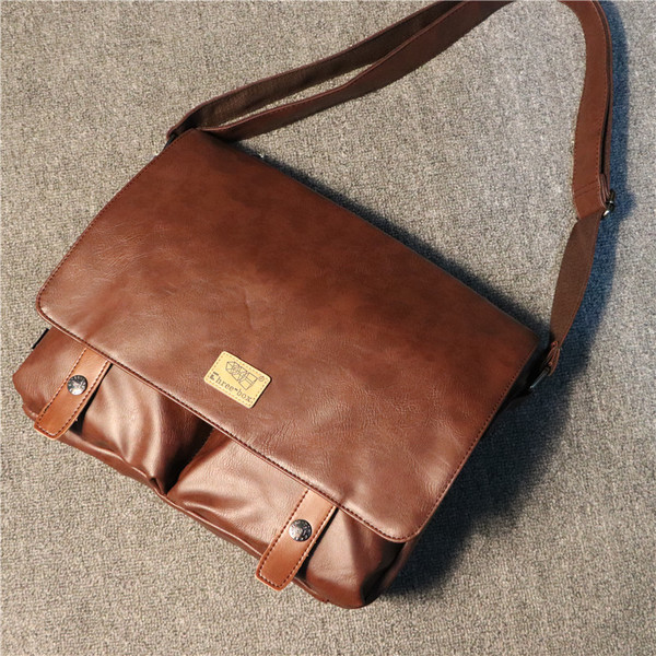 Geanta barbateasca moderna din piele ecologica cu maner reglabil pe lungime in trei culori