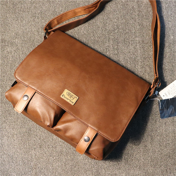 Geanta barbateasca moderna din piele ecologica cu maner reglabil pe lungime in trei culori