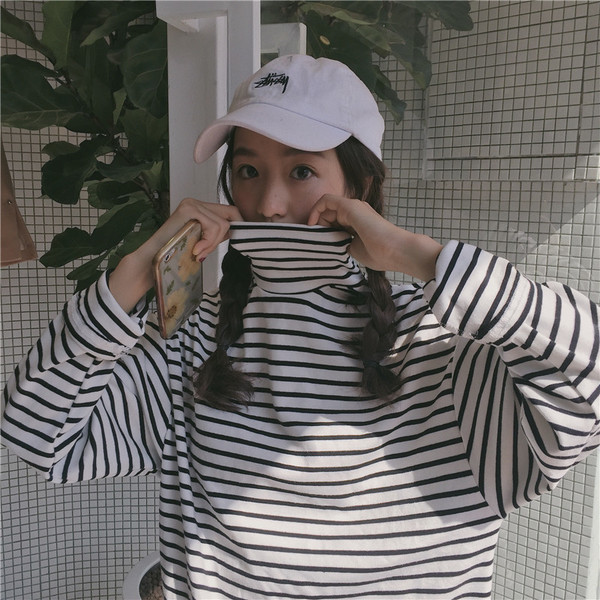 Κομψήγυναικείαμπλούζα σε λεύκο και μαύρο χρώμα