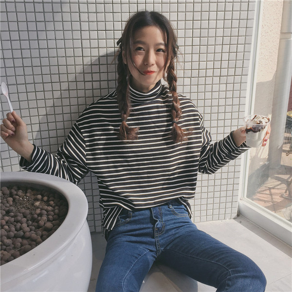 Κομψήγυναικείαμπλούζα σε λεύκο και μαύρο χρώμα