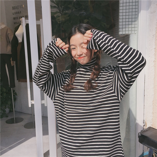 Κομψήγυναικείαμπλούζα σε λεύκο και μαύρο χρώμα