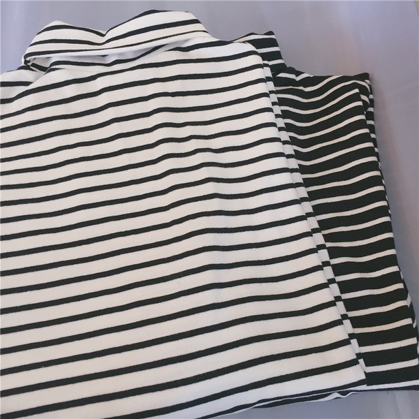 Κομψήγυναικείαμπλούζα σε λεύκο και μαύρο χρώμα