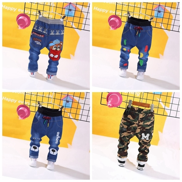 Παιδικά τζιν σε διάφορα μοντέλα κατάλληλα για κορίτσια και αγόρια με έγχρωμη εκτύπωση και επιγραφή