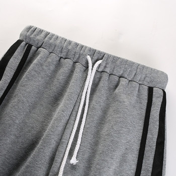 Спортен дамски панталон в свободен стил в сив цвят с кант