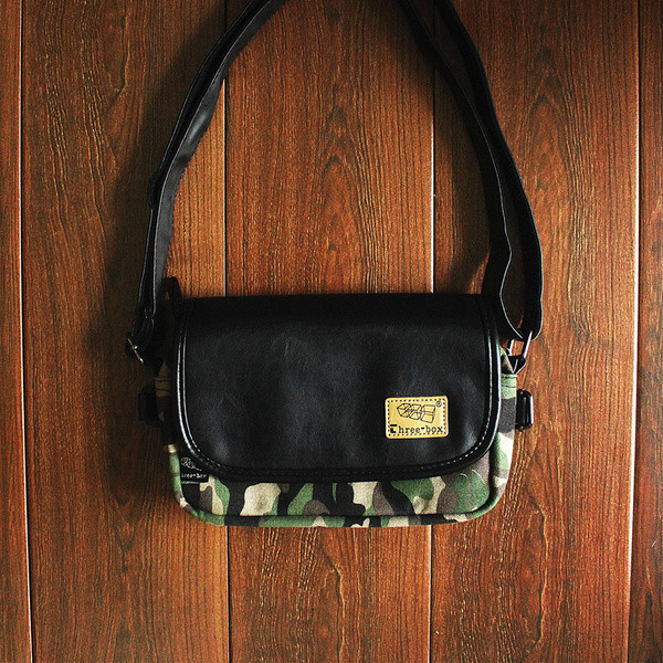 Μικρή ανδρική τσάντα κατασκευασμένη από οικολογικό δέρμα και ύφασμα, δύο μοντέλα