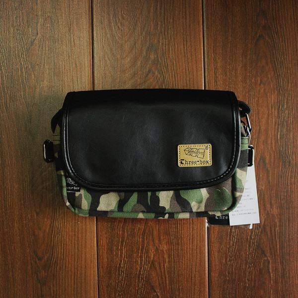 Μικρή ανδρική τσάντα κατασκευασμένη από οικολογικό δέρμα και ύφασμα, δύο μοντέλα