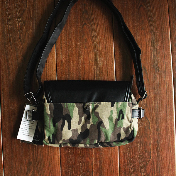 Μικρή ανδρική τσάντα κατασκευασμένη από οικολογικό δέρμα και ύφασμα, δύο μοντέλα