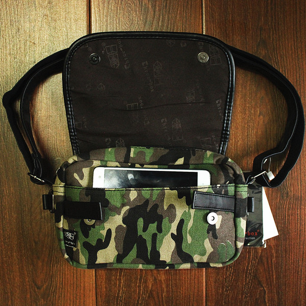 Μικρή ανδρική τσάντα κατασκευασμένη από οικολογικό δέρμα και ύφασμα, δύο μοντέλα