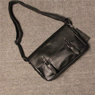 Мъжка ежедневна чанта изработена от еко кожа с регулираща дръжка и интересно закопчаване в черен цвят