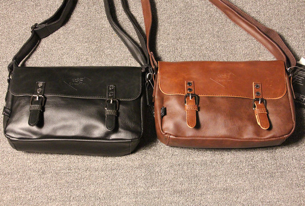 Ανδρικί τσάντα κατασκευασμένη από οικολογικό δέρμα με ρυθμιζόμενη λαβή και ενδιαφέρουσα στερέωση σε μαύρο χρώμα