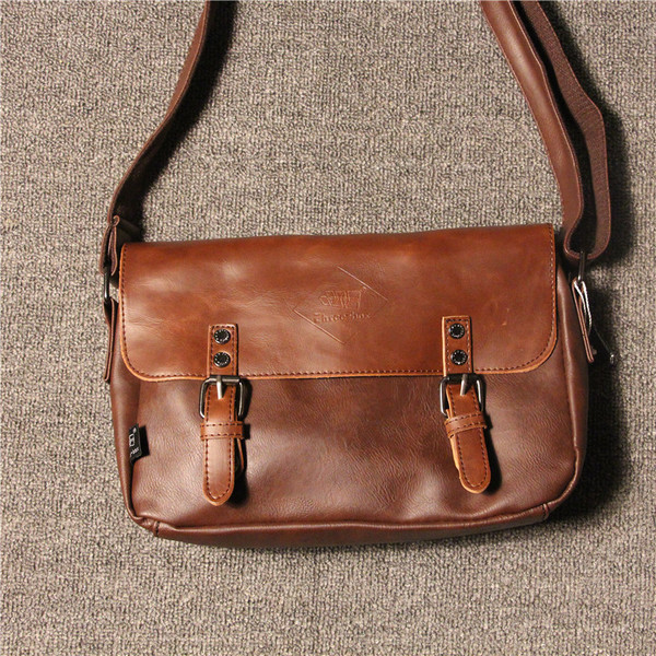 Ανδρικί τσάντα κατασκευασμένη από οικολογικό δέρμα με ρυθμιζόμενη λαβή και ενδιαφέρουσα στερέωση σε μαύρο χρώμα