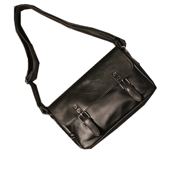 Ανδρικί τσάντα κατασκευασμένη από οικολογικό δέρμα με ρυθμιζόμενη λαβή και ενδιαφέρουσα στερέωση σε μαύρο χρώμα