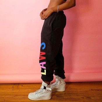 Спортен дамски панталон в свободен модел с цветен надпис