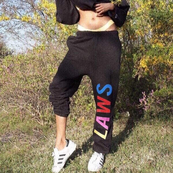 Pantaloni sport de damă într-un model gratuit cu inscripție colorată