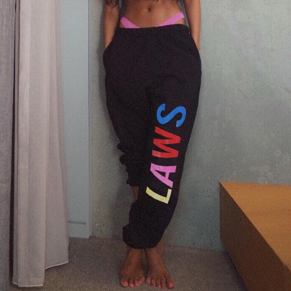 Pantaloni sport de damă într-un model gratuit cu inscripție colorată