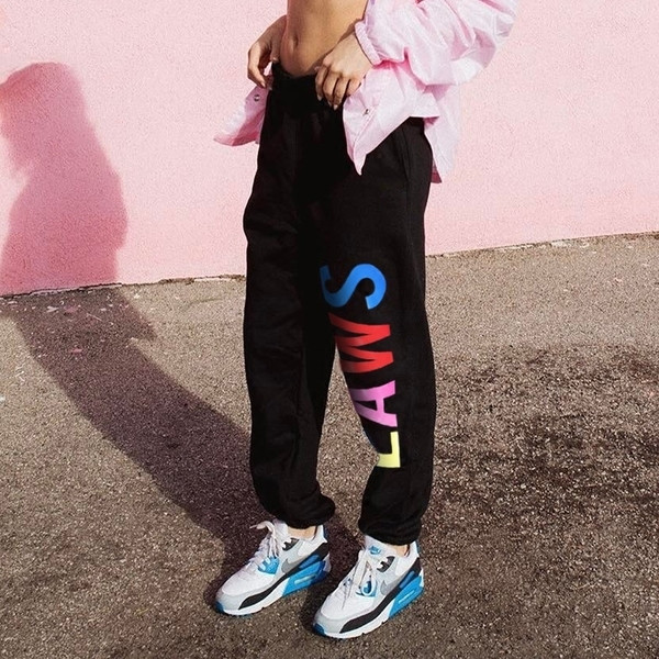 Pantaloni sport de damă într-un model gratuit cu inscripție colorată