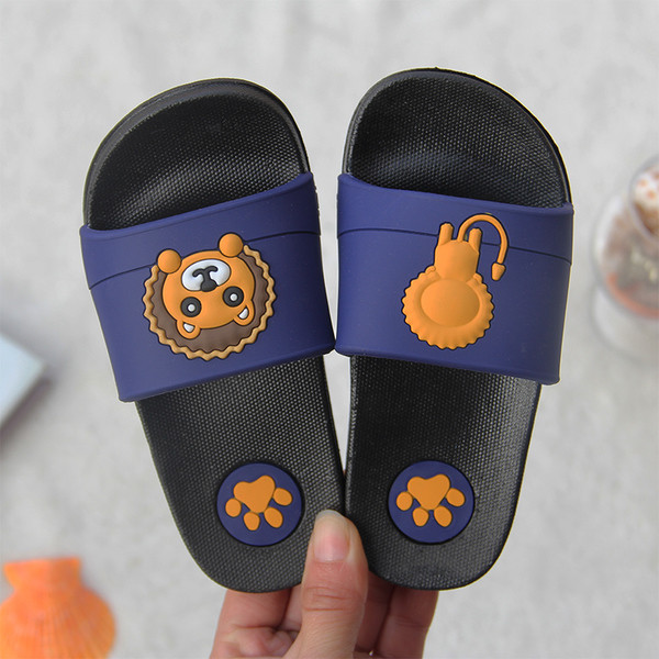 Papuci pentru copii în diferite culori cu imaginea unui pui de leu potrivit pentru fete și băieți