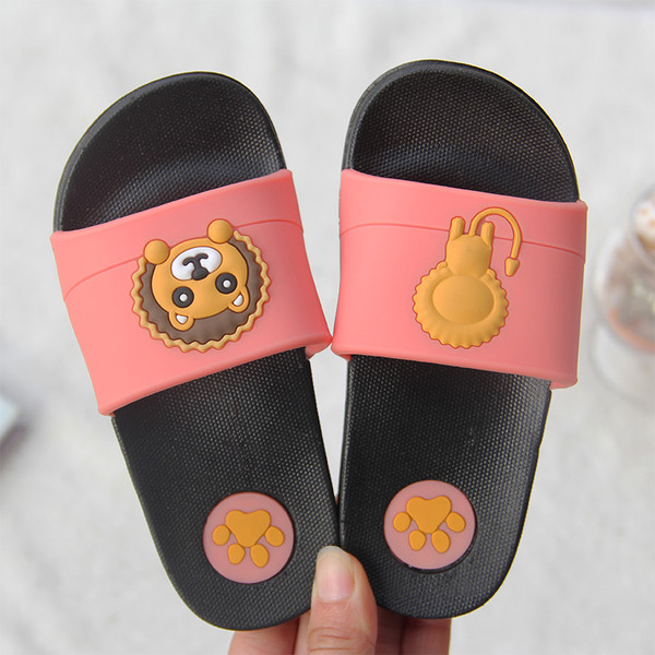Papuci pentru copii în diferite culori cu imaginea unui pui de leu potrivit pentru fete și băieți