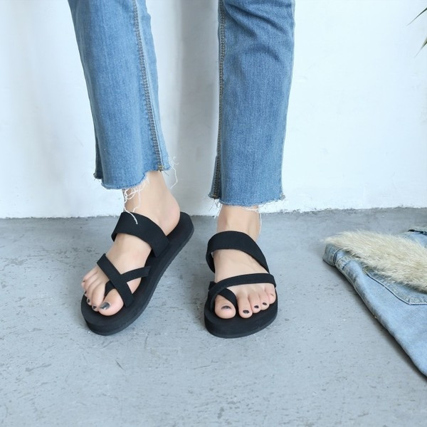 Οι casual γυναικείες σαγιονάρες  σε μαύρο χρώμα