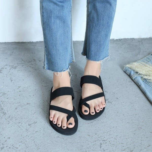 Οι casual γυναικείες σαγιονάρες  σε μαύρο χρώμα