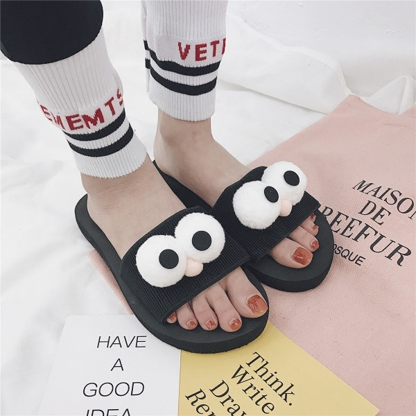 Interesanti papuci de dama aplicatie 3D in negru, doua modele cu talpa plata si platforma