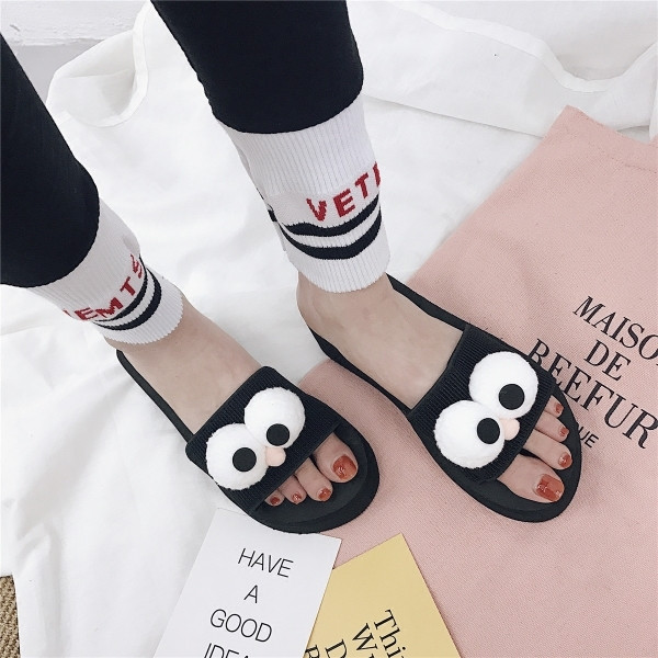 Interesanti papuci de dama aplicatie 3D in negru, doua modele cu talpa plata si platforma