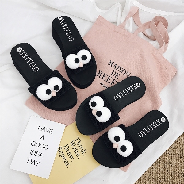 Interesanti papuci de dama aplicatie 3D in negru, doua modele cu talpa plata si platforma