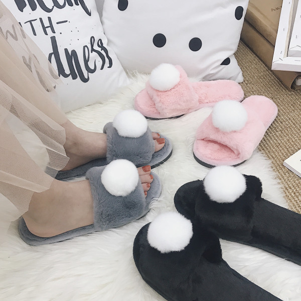 Papuci de casă interesanți de puf pentru femei, cu o minge de puf colorată în trei culori