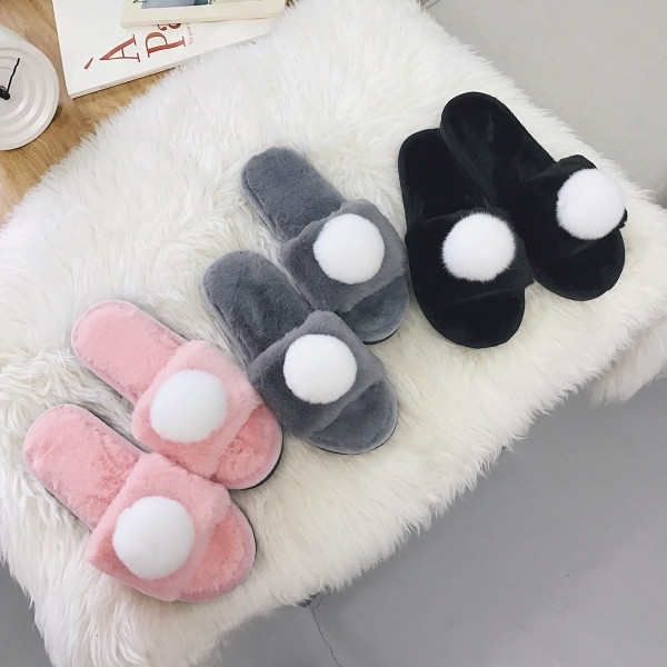 Papuci de casă interesanți de puf pentru femei, cu o minge de puf colorată în trei culori