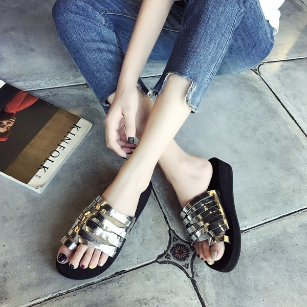 Papuci de dama moderni cu bretele interesante in doua culori