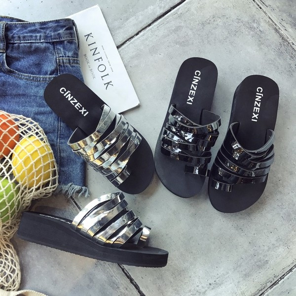 Papuci de dama moderni cu bretele interesante in doua culori