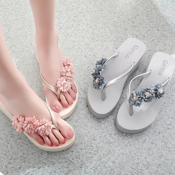 Γυναικείες  παντόφλες σε μια μεγάλη πλατφόρμα με λουρί δακτύλου και τρισδιάστατα λουλούδια σε πολλά χρώματα