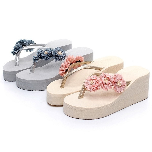 Γυναικείες  παντόφλες σε μια μεγάλη πλατφόρμα με λουρί δακτύλου και τρισδιάστατα λουλούδια σε πολλά χρώματα
