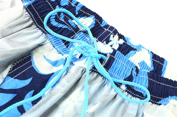 Pantaloni scurți pentru bărbați în două culori cu motive florale