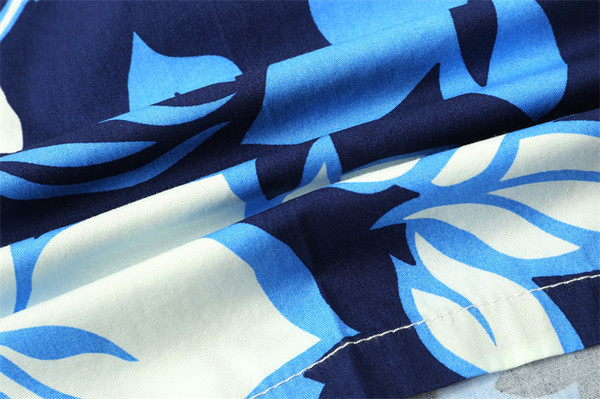 Pantaloni scurți pentru bărbați în două culori cu motive florale