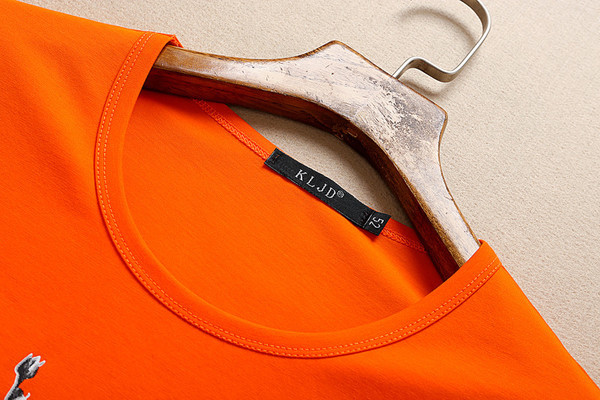 Nyári férfi póló narancssárga színben, rövid ujjú színes nyomattal