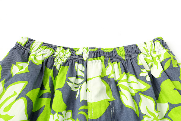 Nyári férfi rövidnadrág virágos motívumokkal