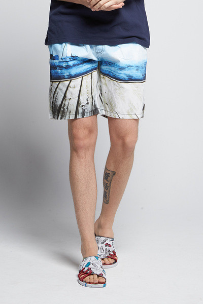 Nyári férfi rövidnadrág mintával és nyakkendővel