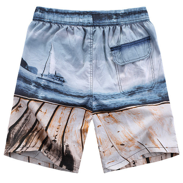 Nyári férfi rövidnadrág mintával és nyakkendővel