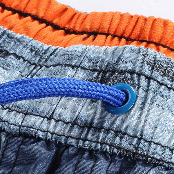 Nyári férfi rövidnadrág mintával és nyakkendővel