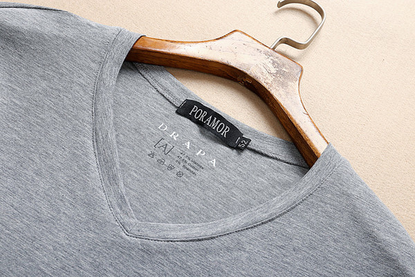 Férfi elasztikus póló a testen, V-nyakkal