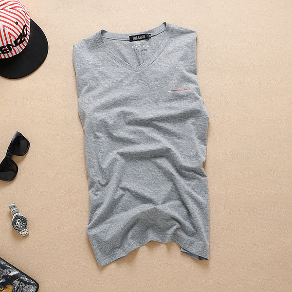 Férfi elasztikus póló a testen, V-nyakkal