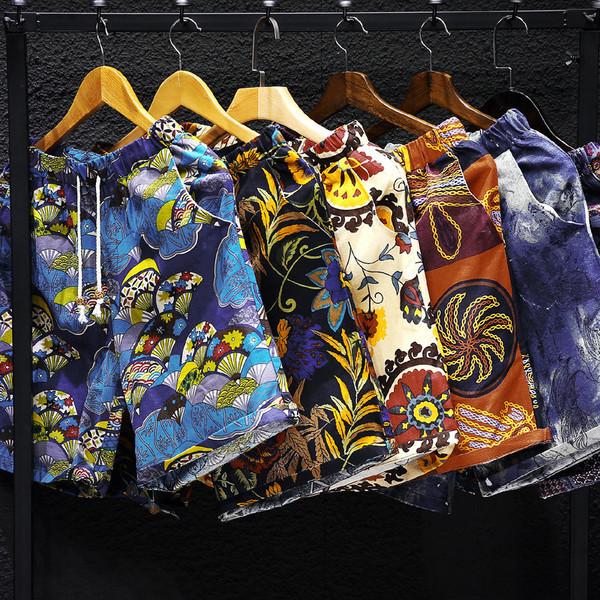 Nyári színű férfi nadrág zsebekkel és nyakkendőkkel