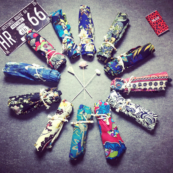 Nyári színű férfi nadrág zsebekkel és nyakkendőkkel