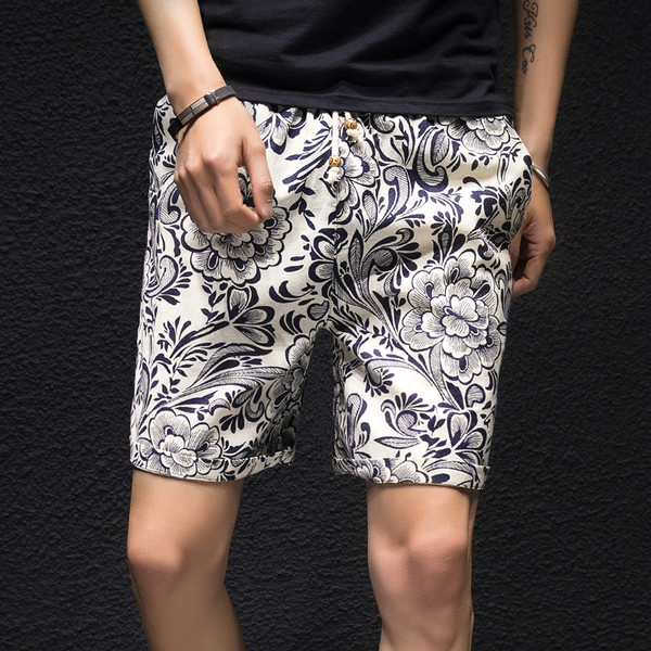 Nyári színű férfi nadrág zsebekkel és nyakkendőkkel