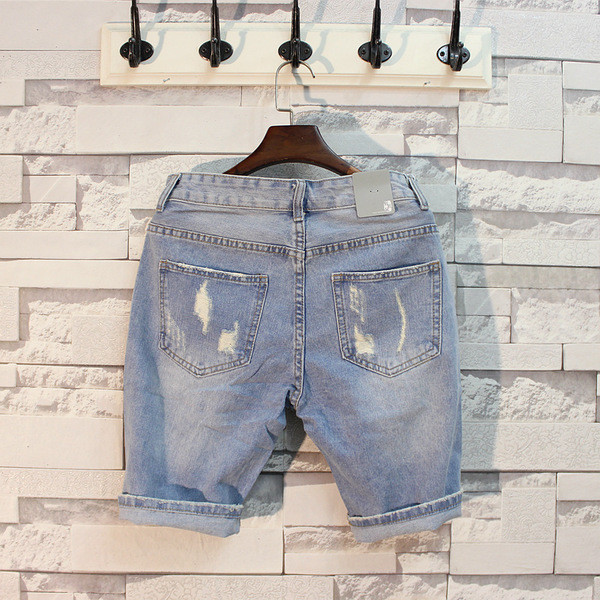 Férfi nyári farmer, világos színben, szakadt elemekkel, zsebekkel