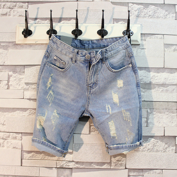 Férfi nyári farmer, világos színben, szakadt elemekkel, zsebekkel